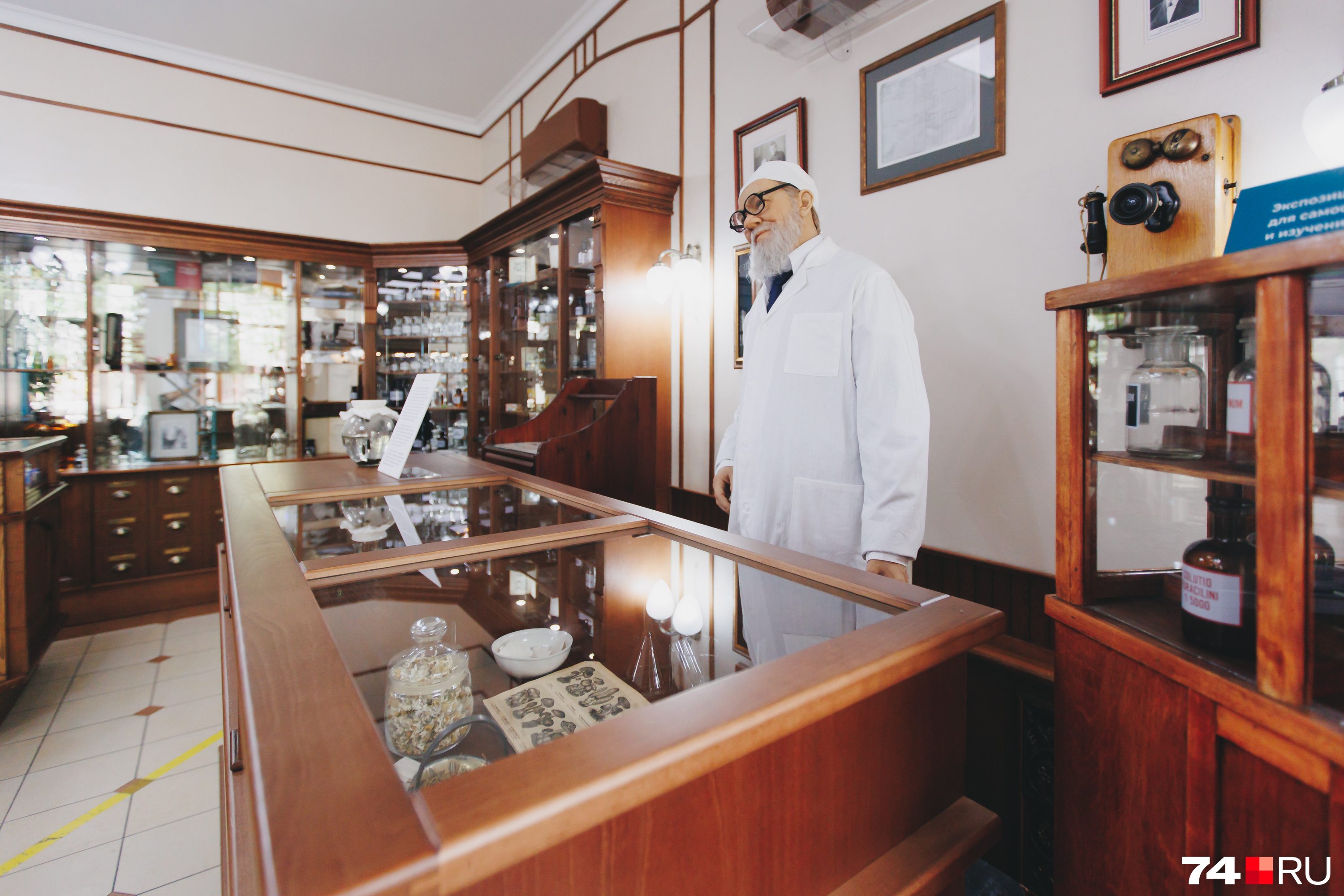 Посетителей встречает фигура Якова Соломоновича Плонского — первого владельца, а затем заведующего аптекой