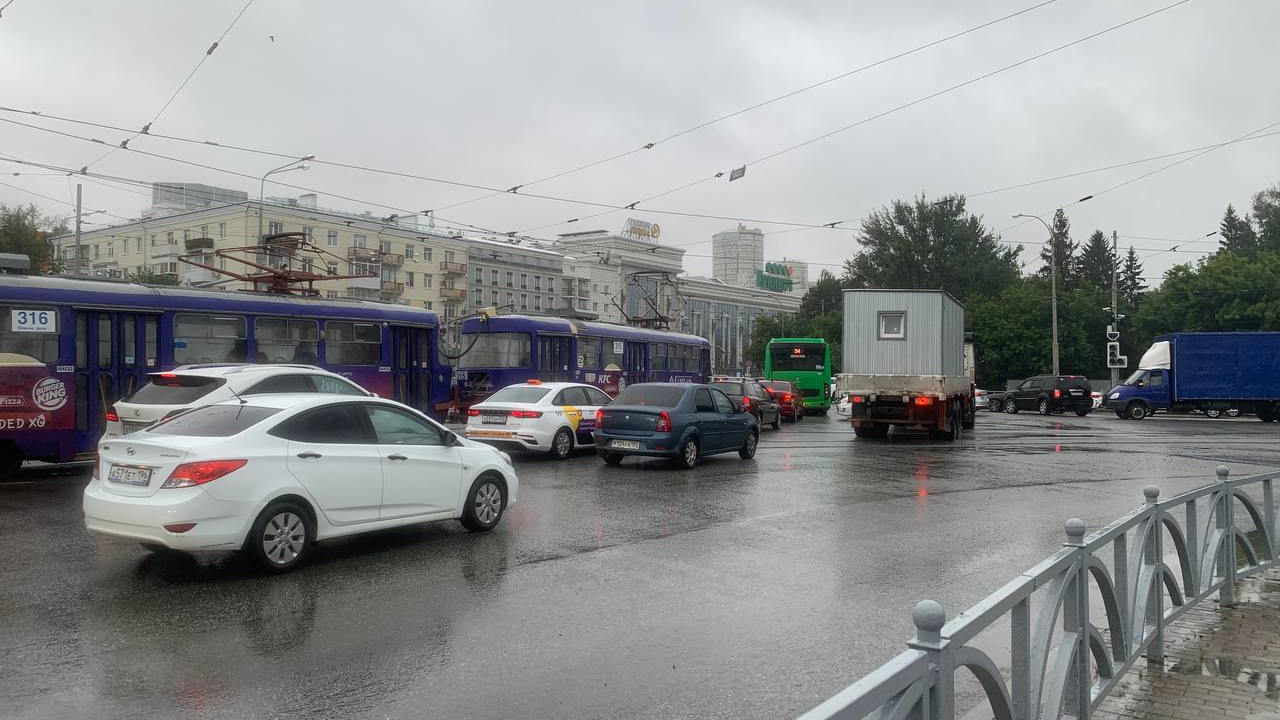 «Трамваям сложно проехать». Центр Екатеринбурга встал в дикие пробки: что случилось?
