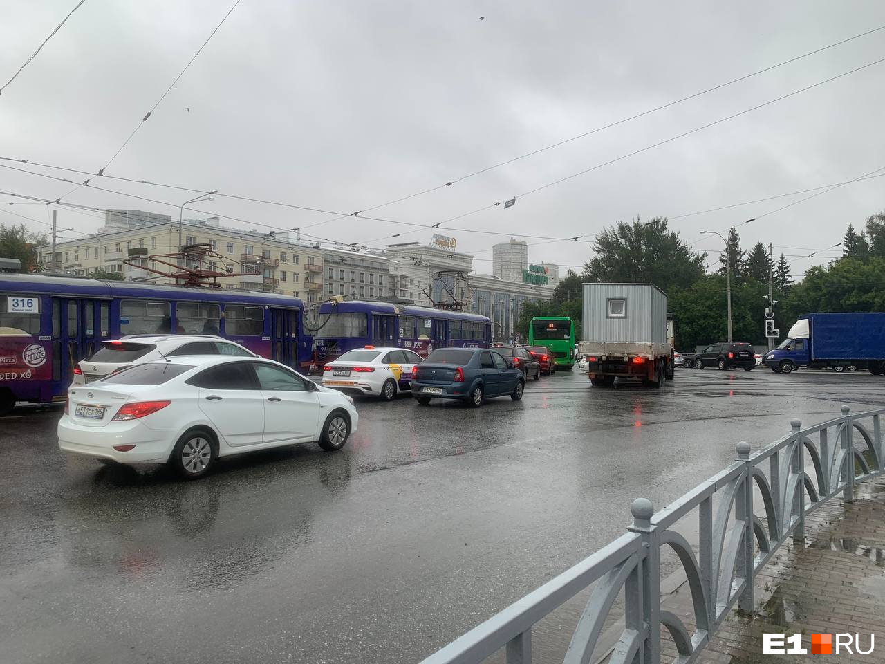 «Трамваям сложно проехать». Центр Екатеринбурга встал в дикие пробки: что случилось?