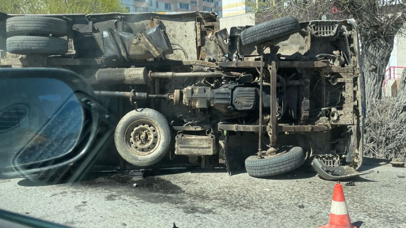 В Омске после столкновения с легковушкой перевернулся набок грузовик