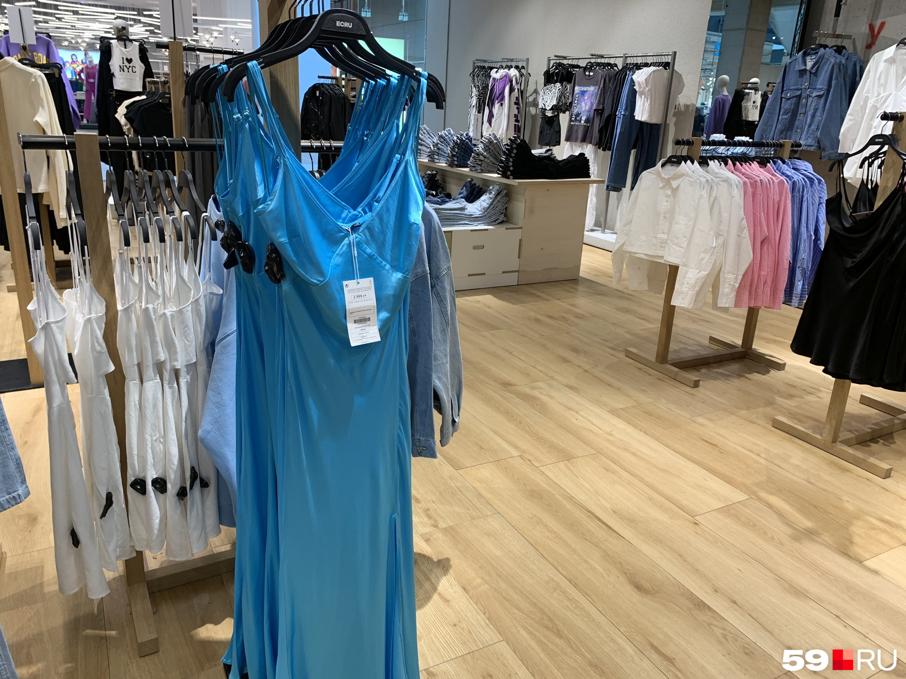 Голубое платье из вискозы за 2999 рублей. Сделано в Турции
