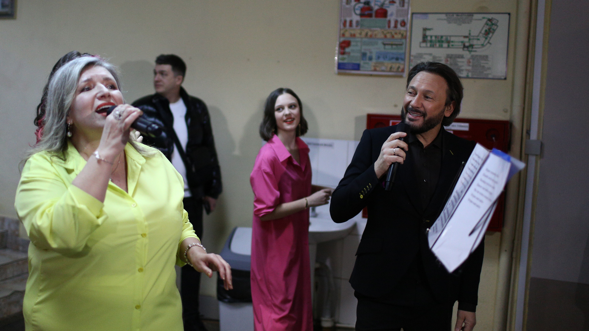 Стас Михайлов спел вживую «Всё для тебя» на избирательном участке в Омске