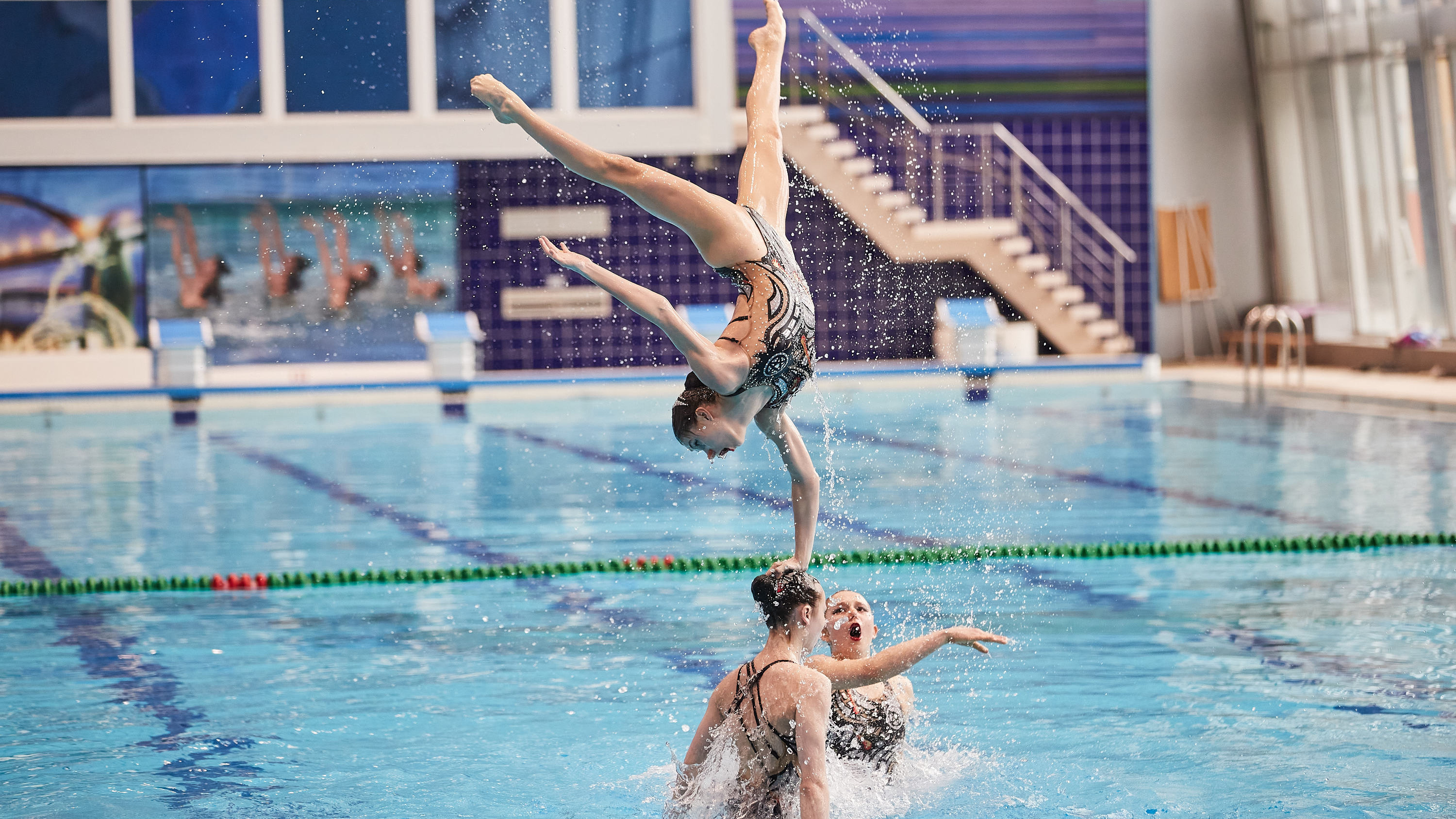 Стройные ножки, прыжки и страсть: соревнования по синхронному плаванию прошли в Новосибирске — 15 жарких фото