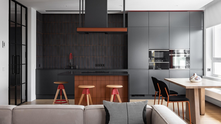 Ярко и пре-красно: рассматриваем интерьер челябинской квартиры с необычными деталями
