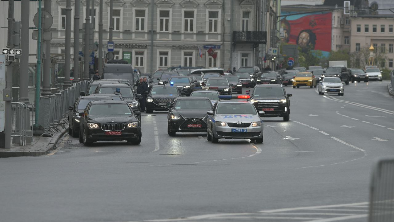 «Люди расплачиваются наличными». В центре Москвы начались проблемы с сотовой связью