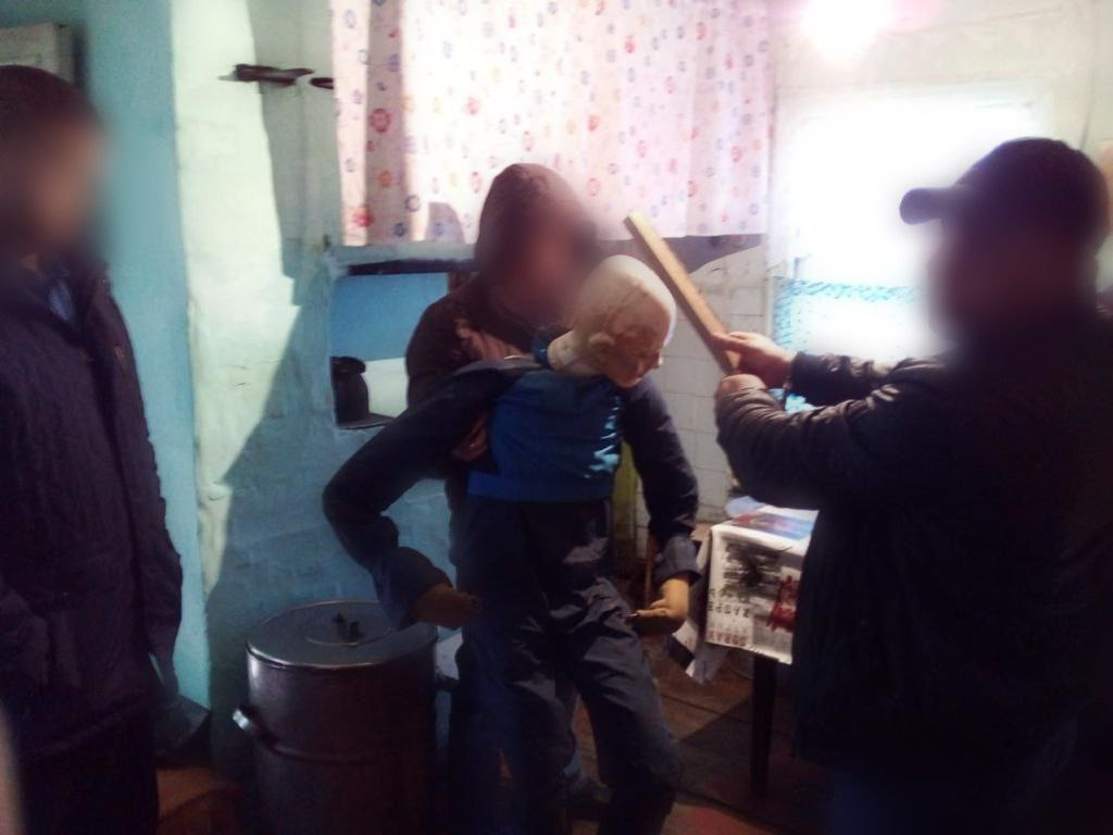 Под Красноярском мужчина забил поленом пенсионера, который отказался покупать мед