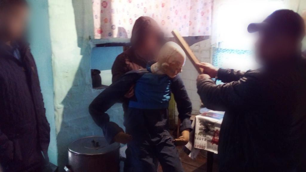 Под Красноярском мужчина забил поленом пенсионера, который отказался покупать мед