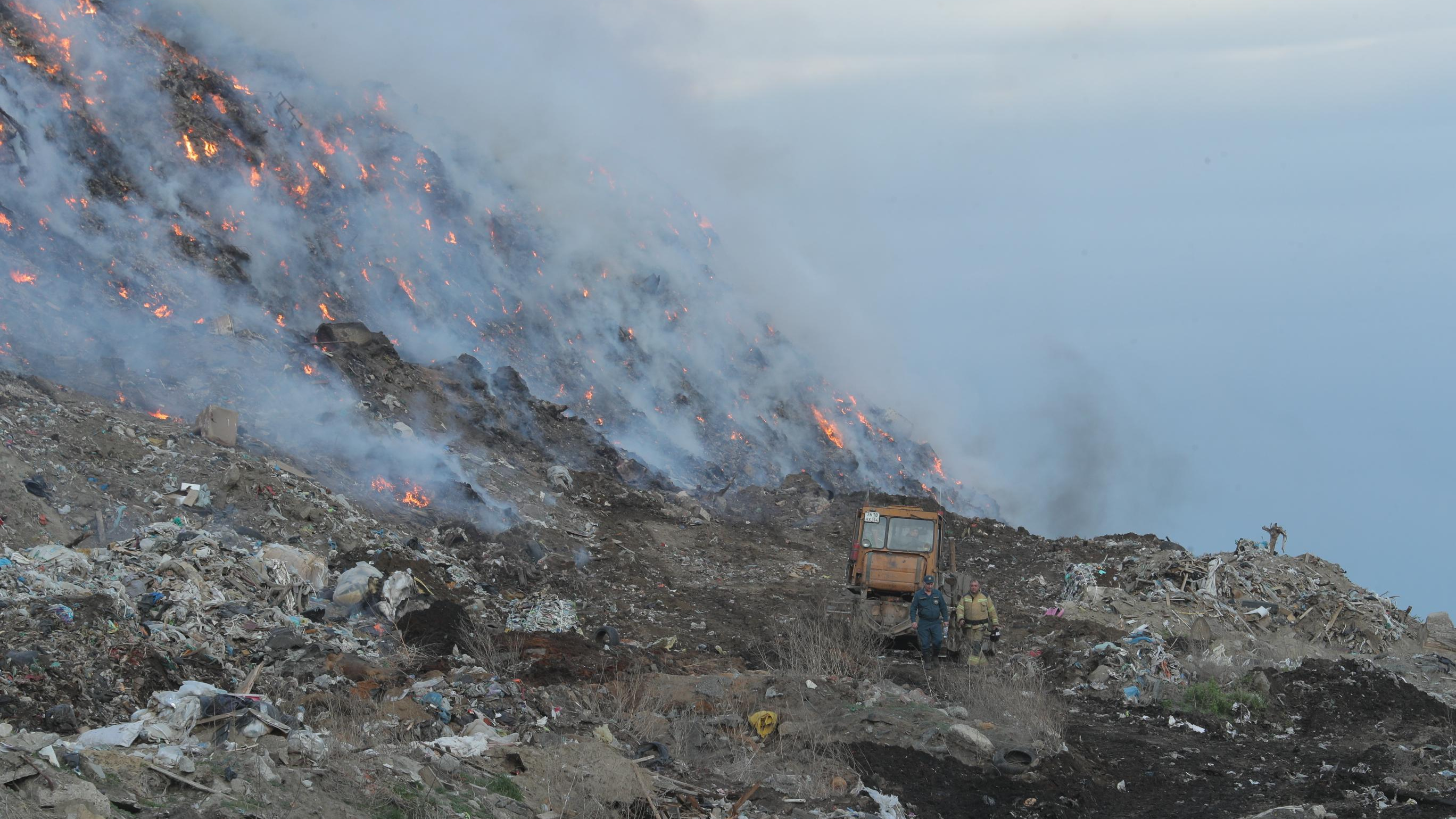 Следователи заинтересовались возгоранием на свалке в Новосибирске — возбуждено дело