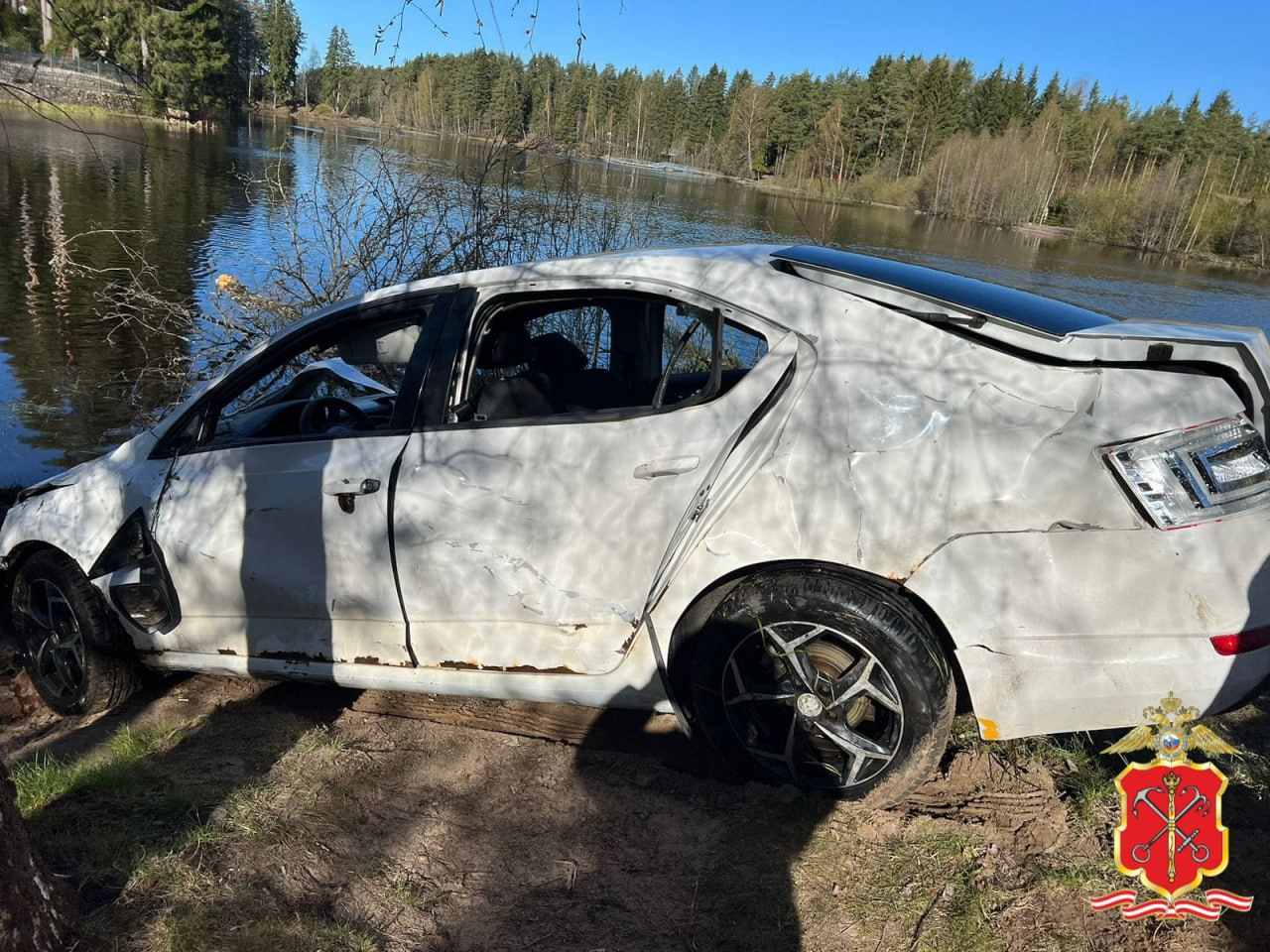 Полиция показала фото белой «Шкоды», в которой утонули подростки в Рощино -  12 мая 2024 - ФОНТАНКА.ру