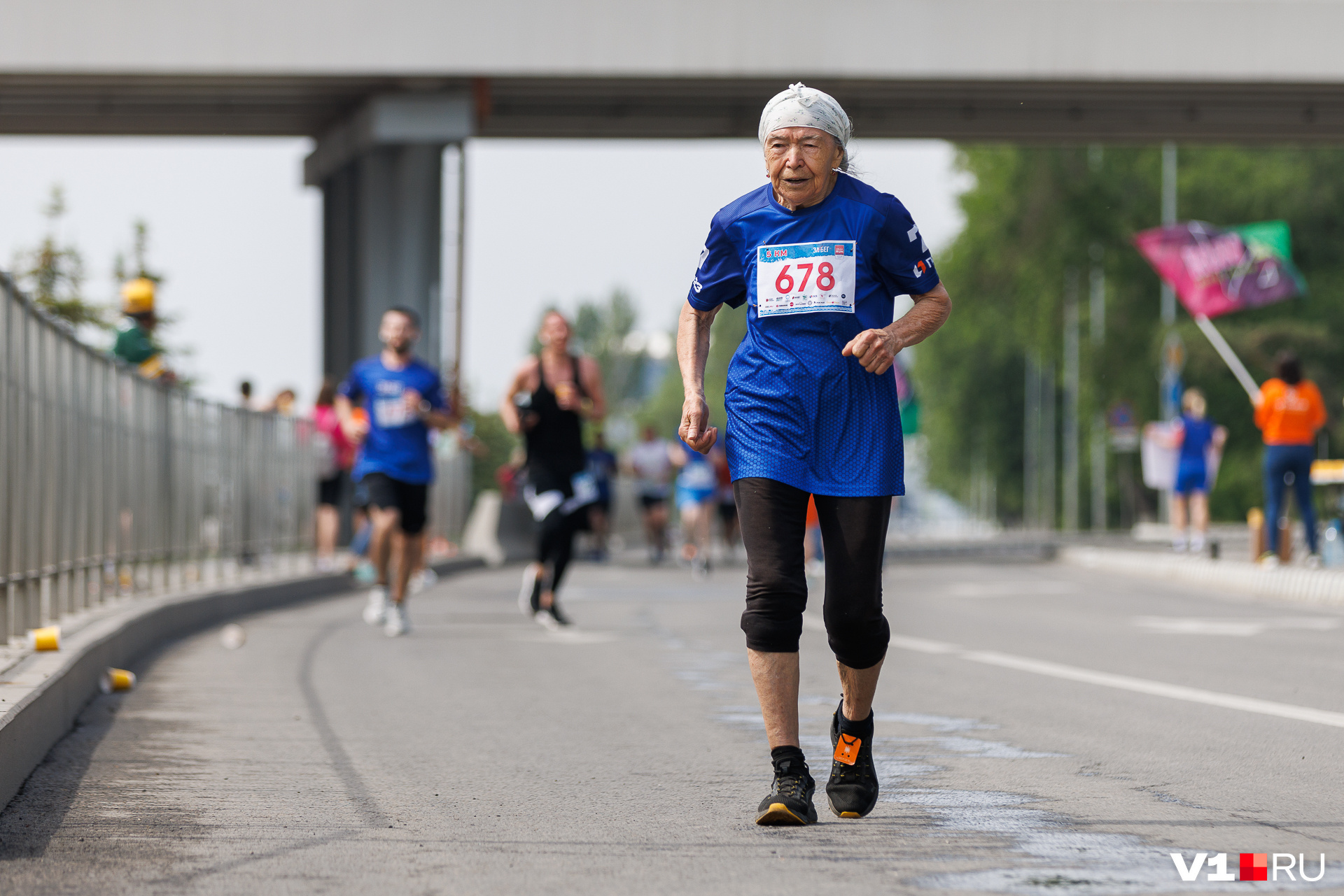 Как нужно верить в себя и свои силы, показывает на личном примере <nobr class="_">87-летняя</nobr> участница марафонов и забегов Ханифа Рахимкулова. В воскресенье она пробежала дистанцию в 5 километров