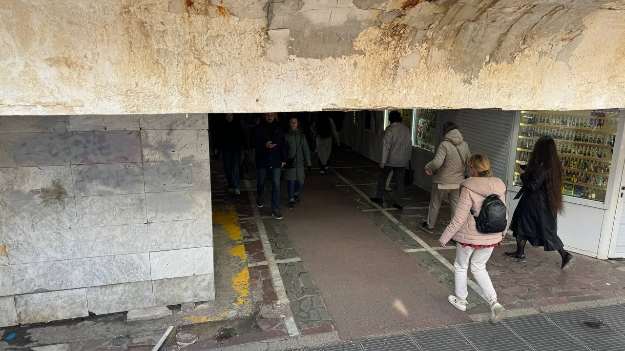 «Падают прямо на голову»: подземный переход в Казани рассыпается на куски
