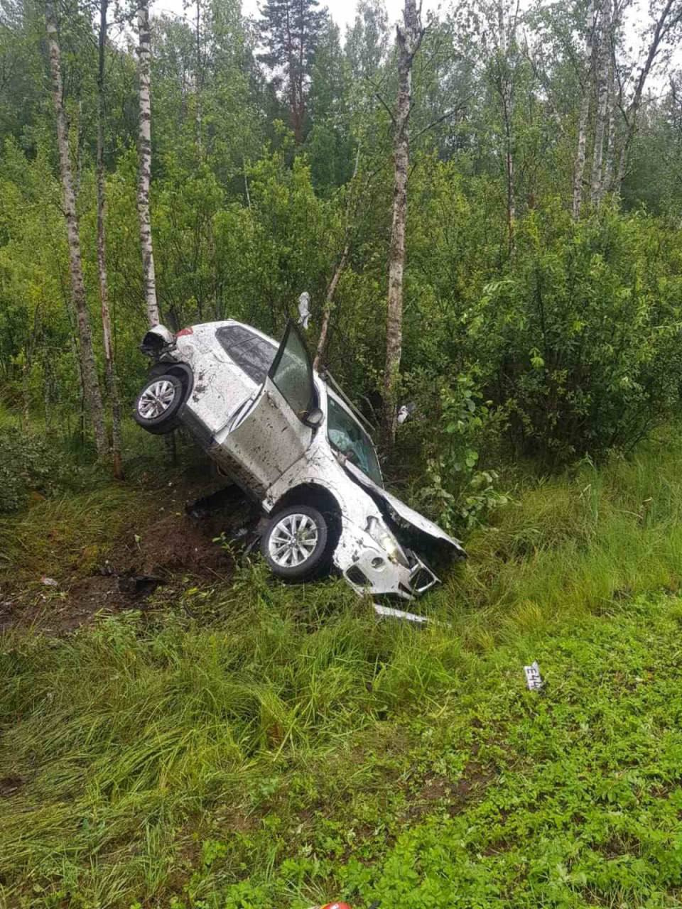 Автомобиль улетел в кювет после ДТП на трассе Р-21 Кола в Волховском районе  Ленобласти, фото и видео - 28 июля 2023 - ФОНТАНКА.ру