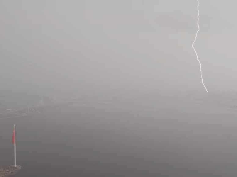 Кадр дня: молния попала в петербургский ЖК