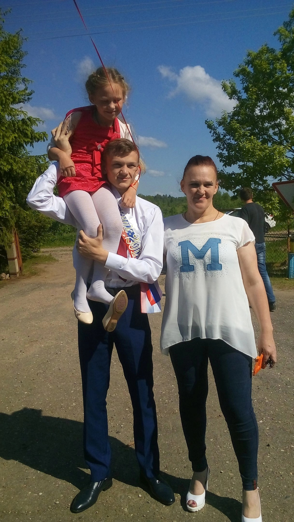 Выпускной Дмитрия. С мамой и сестрой