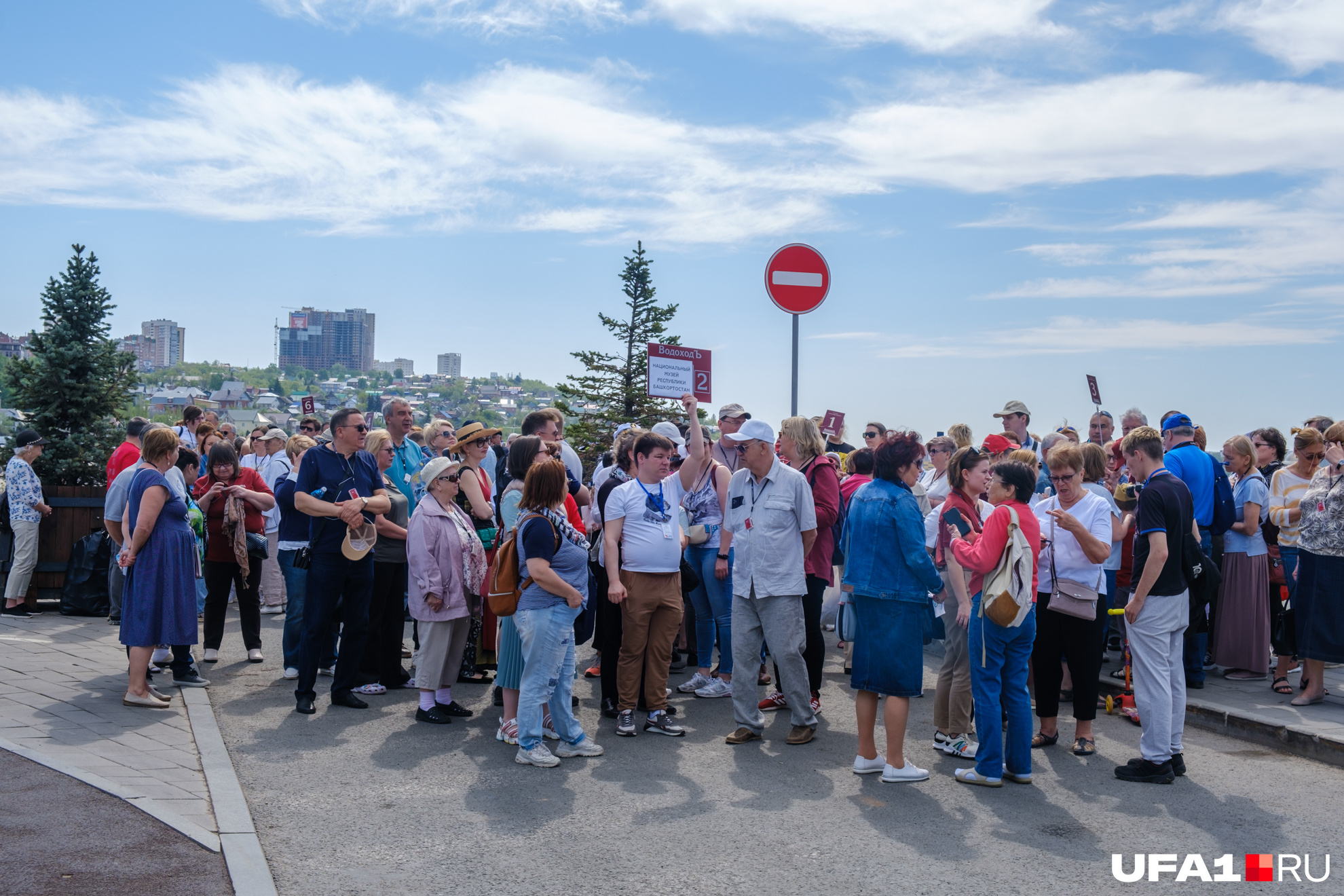 На набережной высадилась группа туристов: они остановятся в Уфе ненадолго, и им нужно успеть посмотреть город