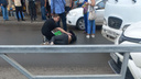 Бежала на автобус, а попала под машину: у Кировского рынка Toyota RAV4 сбила девушку