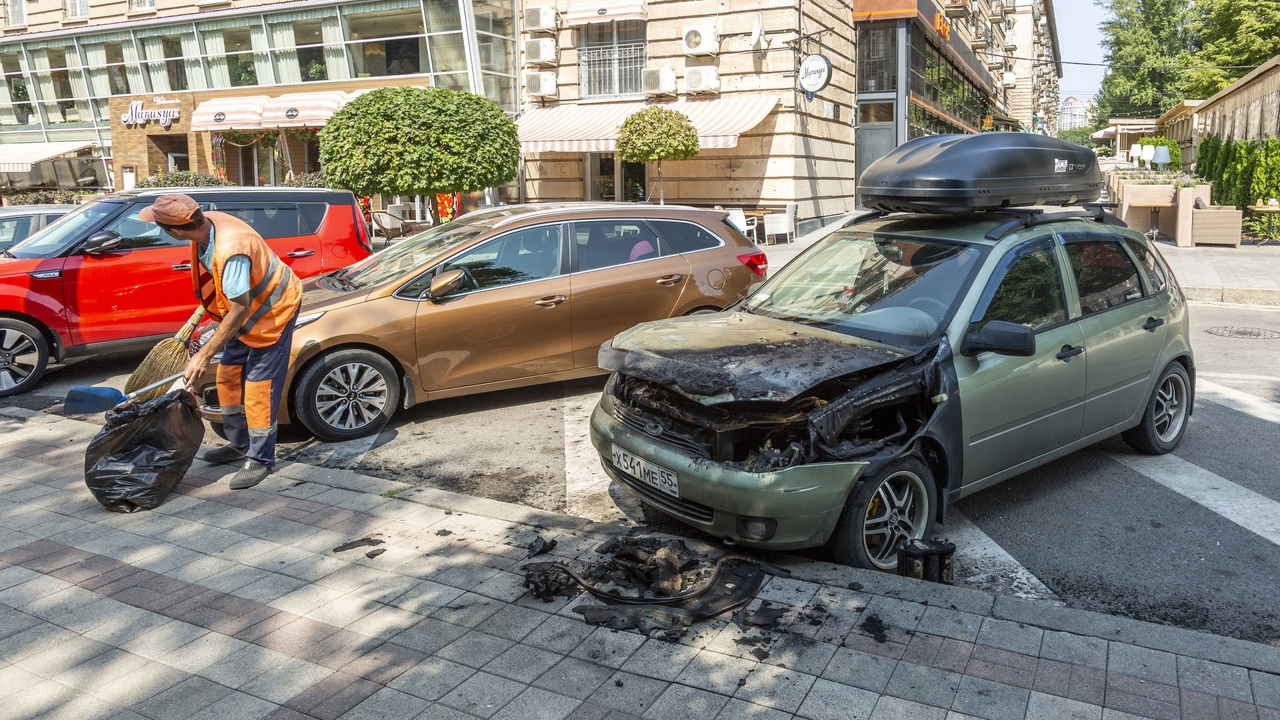 Автомобиль туриста из Омска сгорел в самом центре Волгограда