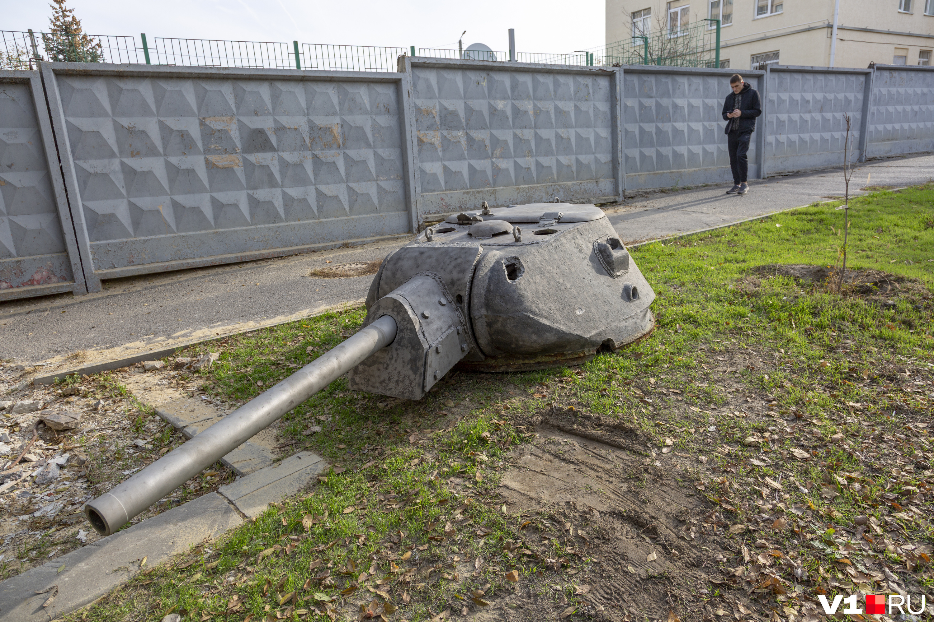 В центре Волгограда в День народного единства сняли с пьедесталов башни  подбитых советских танков - 5 ноября 2023 - v1.ru