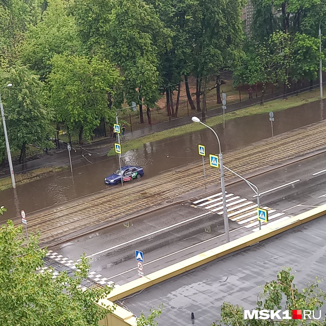 Что происходит на улицах Москвы после сильного ливня: затопило дороги и  автобус, протекает крыша в новом доме, в Вешняках машины плывут по воде,  ливневые стоки не справляются - 23 июня 2023 - msk1.ru