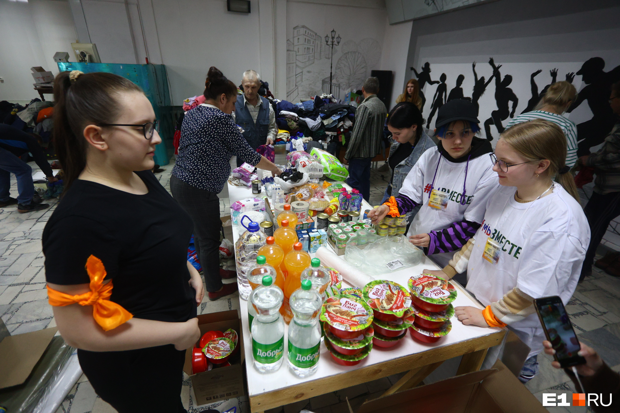 Волонтеры раздают еду. Секуляризация это отделение церкви от государства. Превращение церковной собственности в государственную. Волонтеры и ветераны. Ывпа.