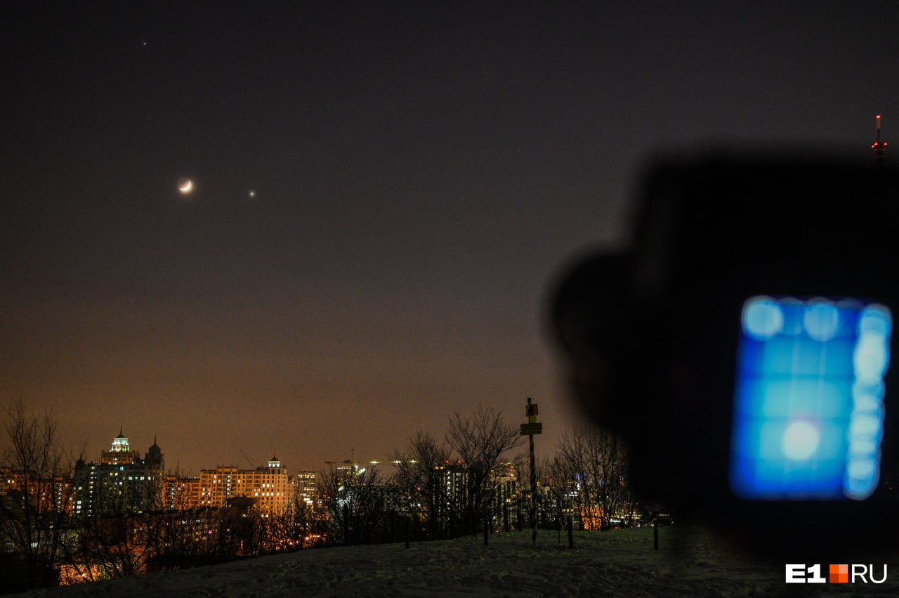 Видны 2 планеты. Ночное небо в городе. Ночь над городом. Прогулка ночью. Ночная фотография.