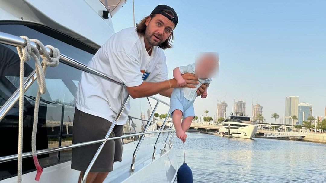 «Пап, может не надо?»: жених ярославской блогера шокировал подписчиков опасным фото с сыном на яхте