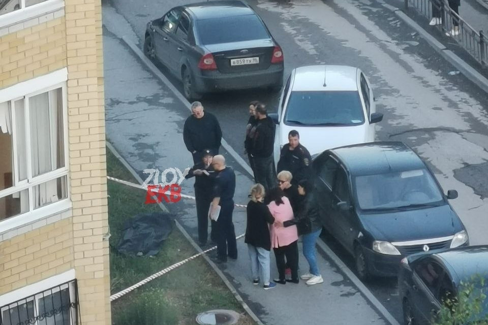 В Екатеринбурге девушка выпала из окна многоэтажки и погибла