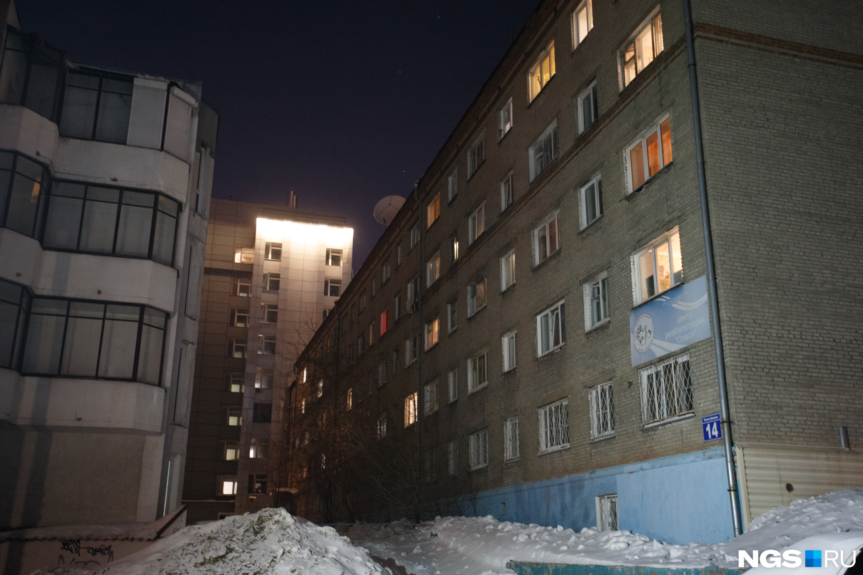 Дом с коммунальными квартирами находится в самом центре Новосибирска — недалеко от перекрестка Вокзальной магистрали с проспектом Димитрова