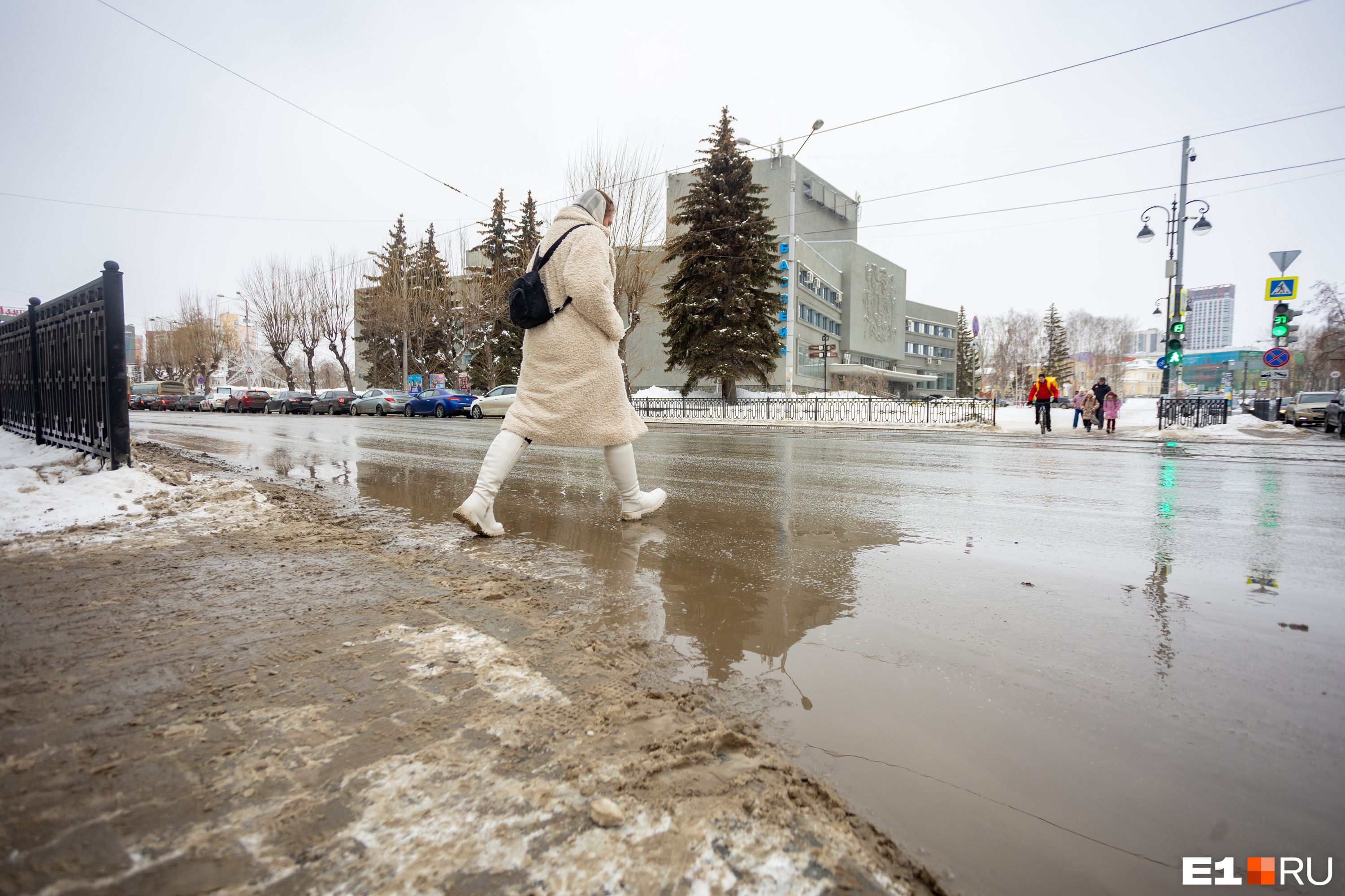 Белое пальто оставьте дома: в Екатеринбурге оттаяла грязь