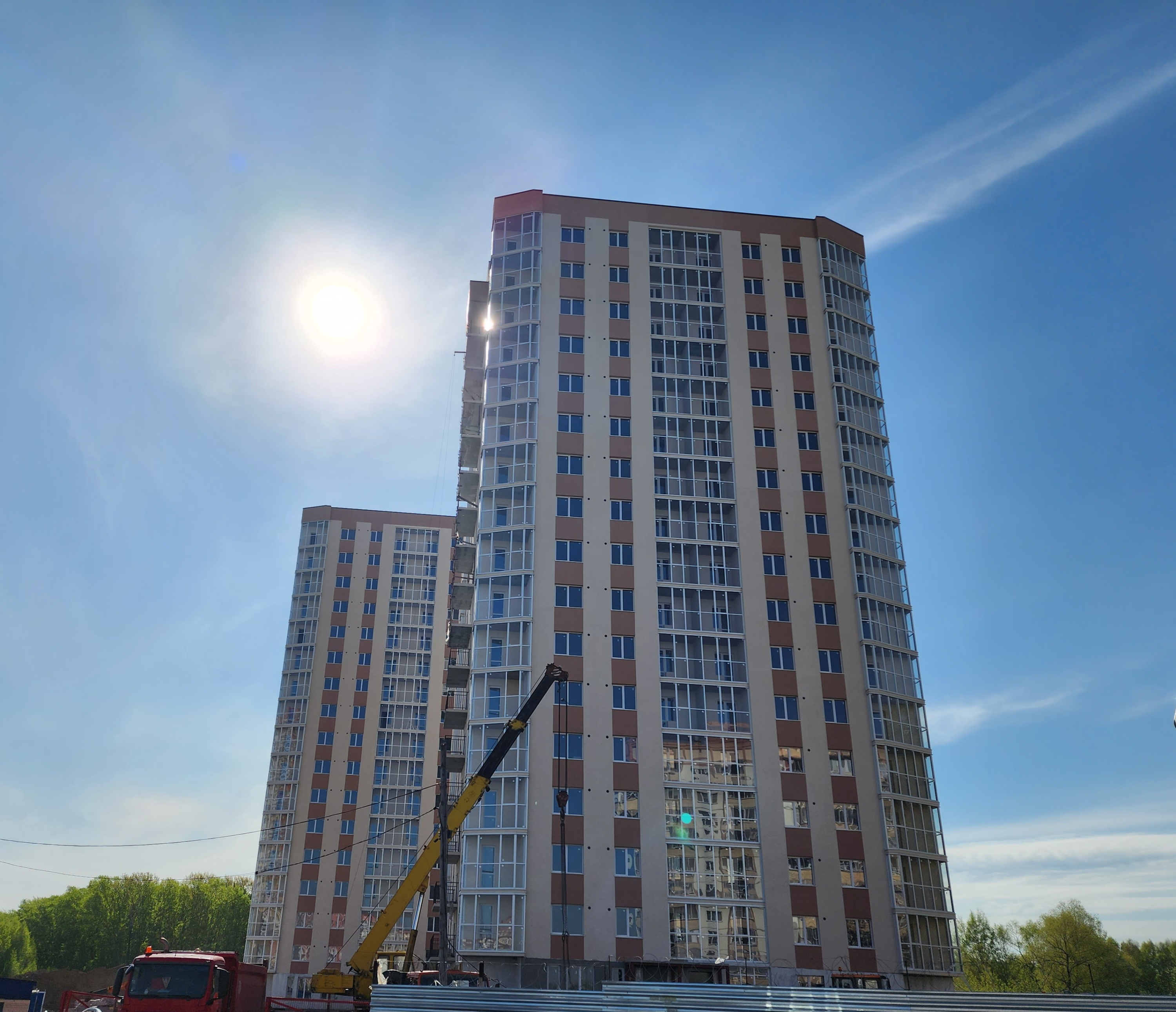 В радиусе 500-700 метров находятся несколько школ и детских садов, поликлиники, продуктовые магазины В радиусе 500-700 метров находятся несколько школ и детских садов, поликлиники, продуктовые магазины