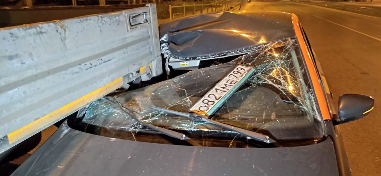 В Екатеринбурге водитель каршеринга устроил ДТП с грузовиком и сбежал