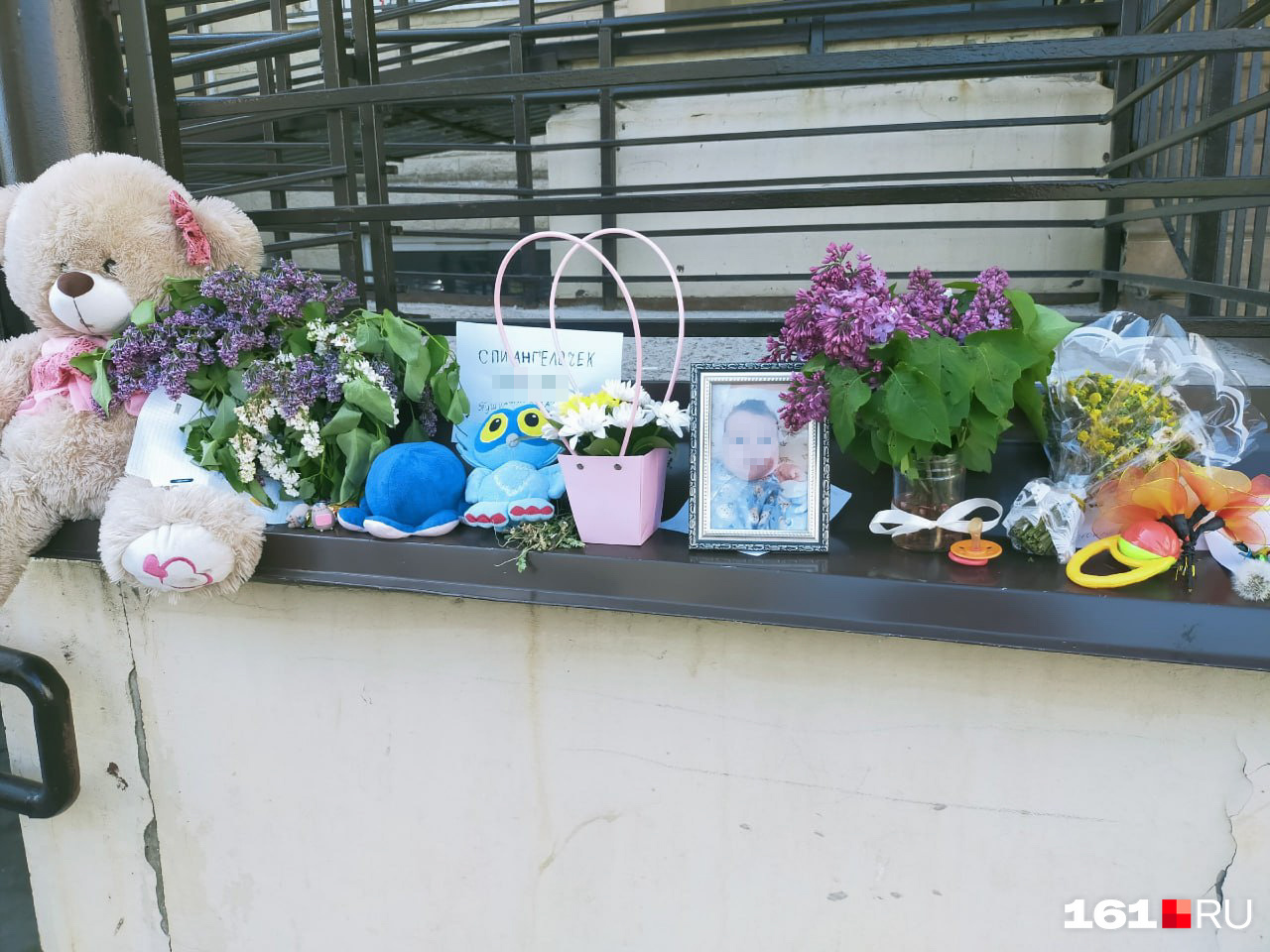 Жители Суворовского организовали в память о малышке мемориал у подъезда, куда несут цветы и игрушки