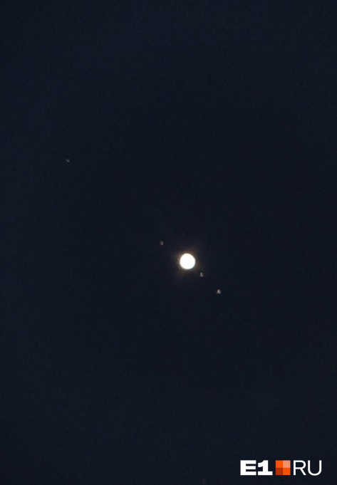 А это — Юпитер и четыре его спутника
