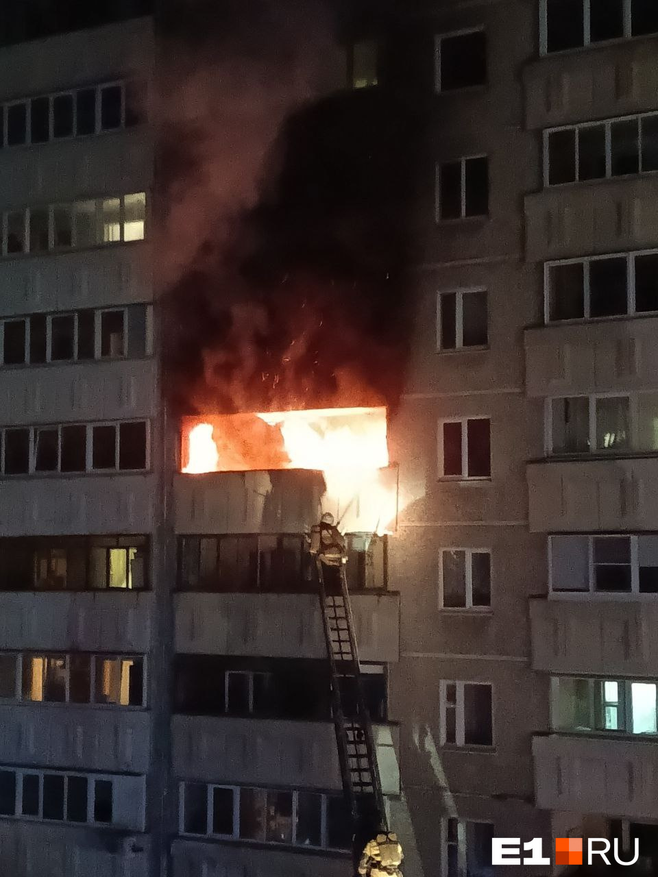 В Екатеринбурге вспыхнул мощный пожар в многоэтажке: видео пламени, пожирающего квартиру