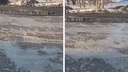 «Море с волнами»: огромная лужа разлилась на Лесоперевалке — очень весеннее видео