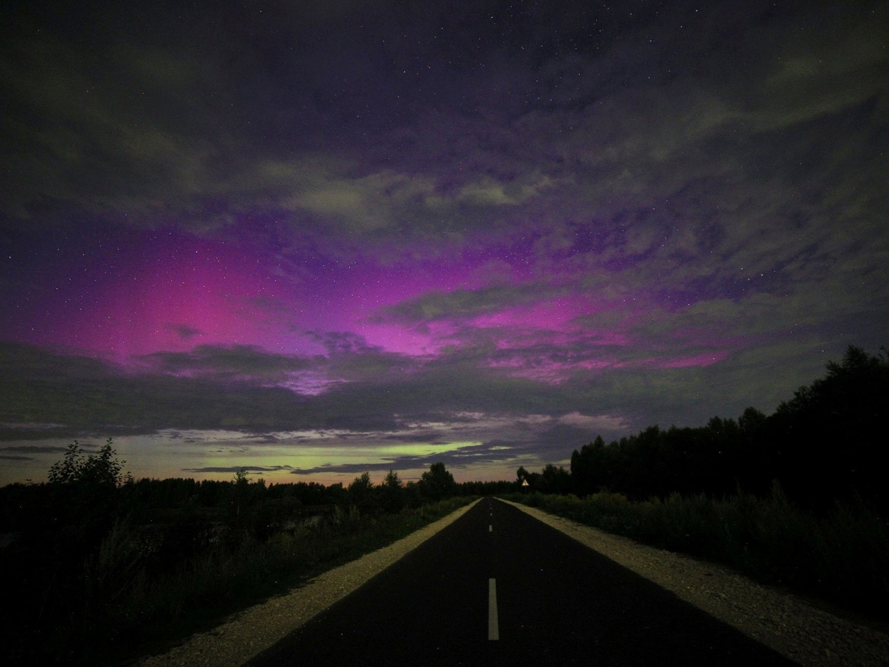 Фиолетовое небо и розовые облака. Нижегородскую область озарило северное сияние — завораживающие фото