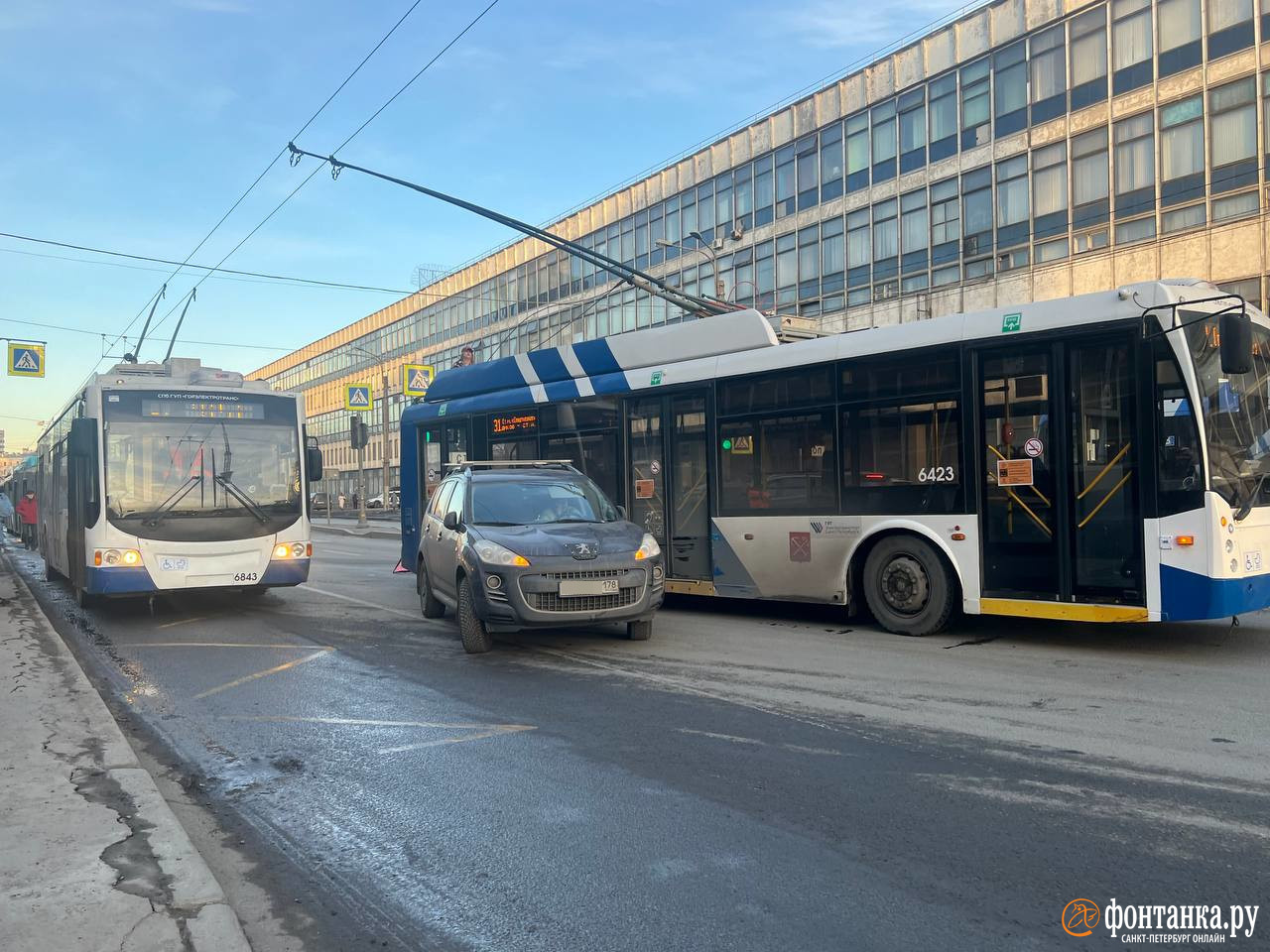 Легковая и троллейбусы не разъехались на Кантемировской и устроили транспортный коллапс
