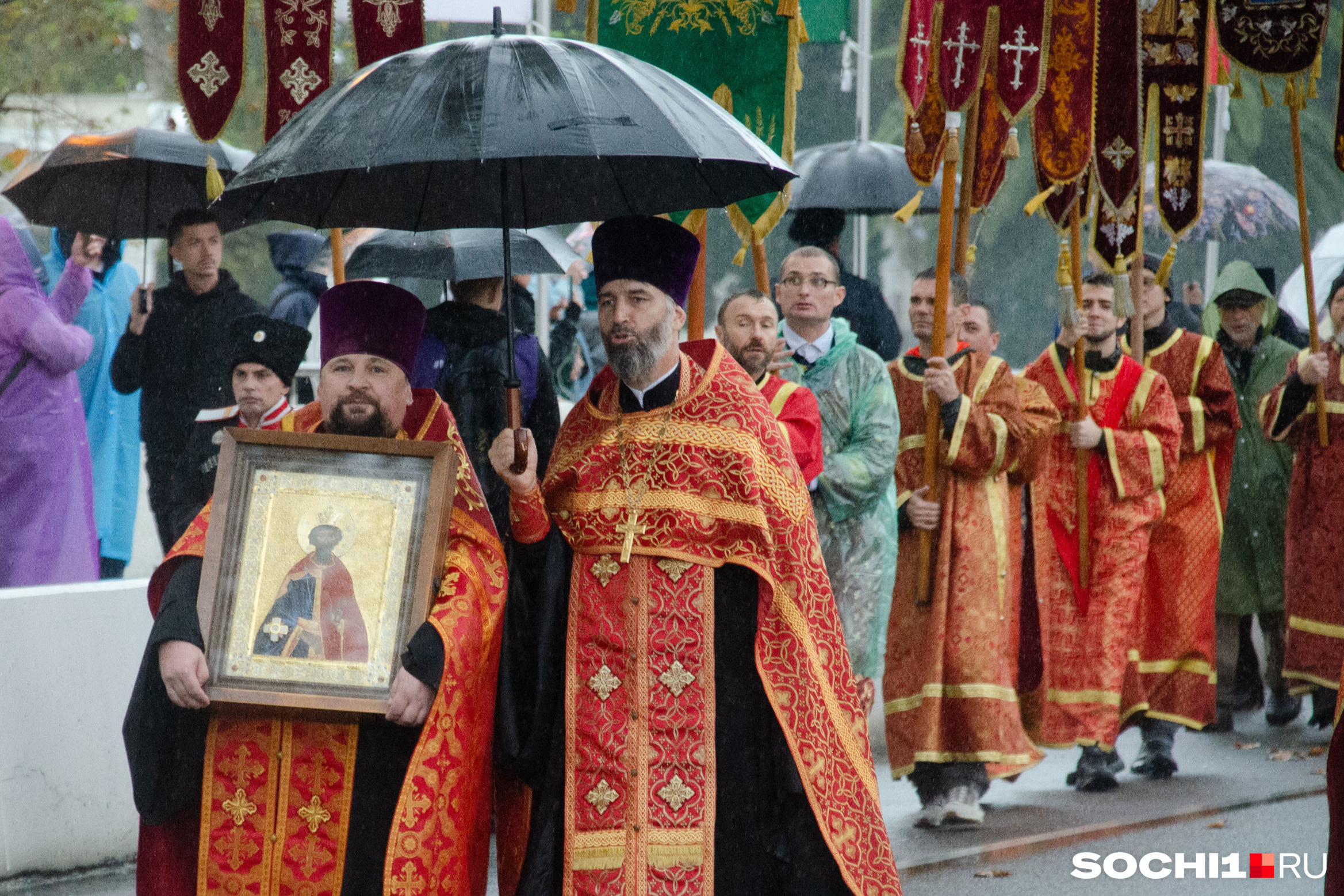 В первых рядах были служители церкви В первых рядах были служители церкви