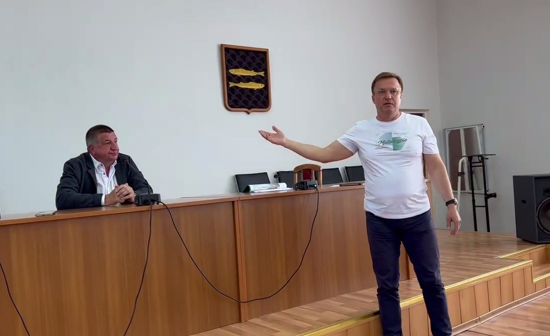 Жители привели представителю московской компании (слева) свои аргументы против строительства дороги и домов