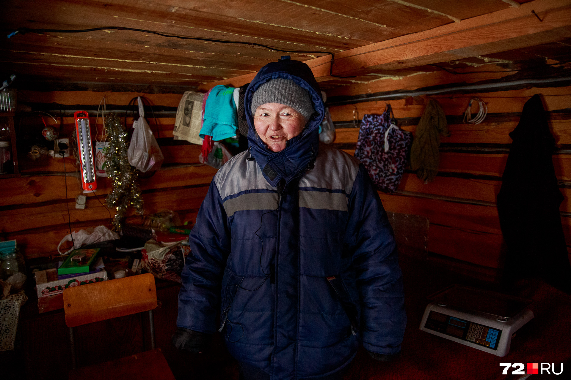 Джасиля Галиева приезжает торговать на рынок зимой из соседнего поселка. Сезонной торговлей она зарабатывает на жизнь