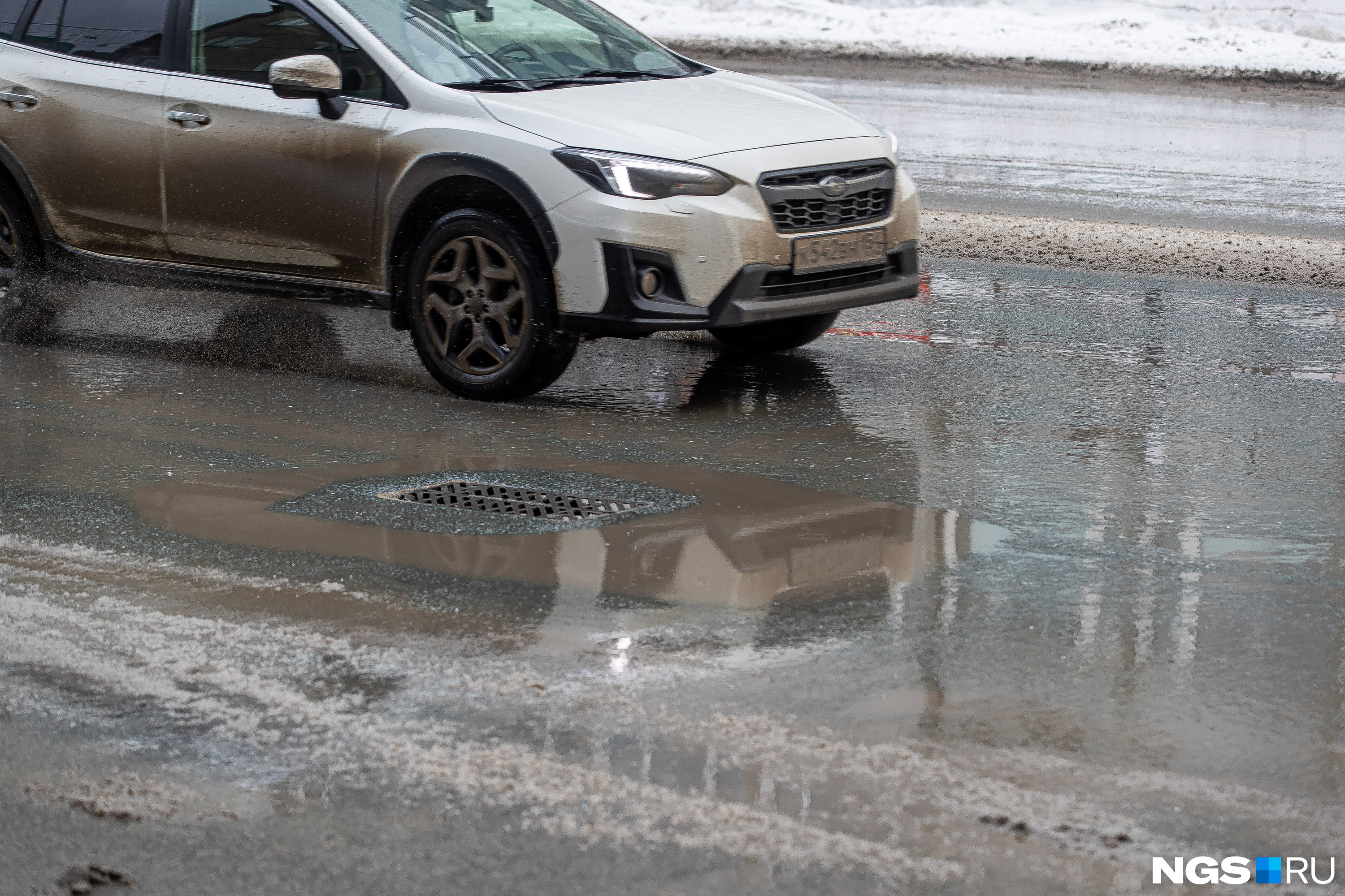 Когда с приходом морозов вода на дорогах и тротуарах застынет, передвигаться будет еще сложнее