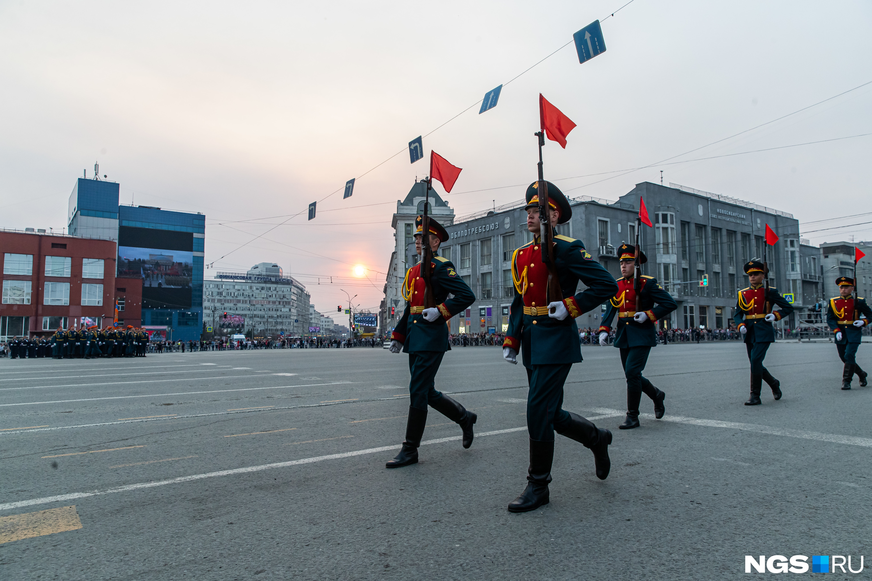 Как прошла первая репетиция парада Победы в Новосибирске — фоторепортаж из перекрытого центра города