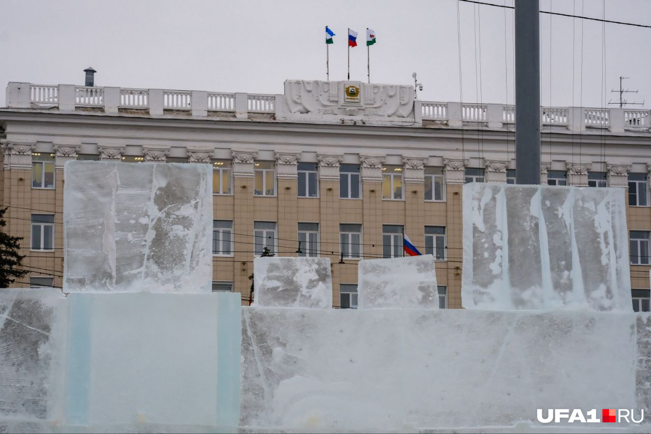 Еще стоит нетронутый лед, из которого сделают ледовый городок