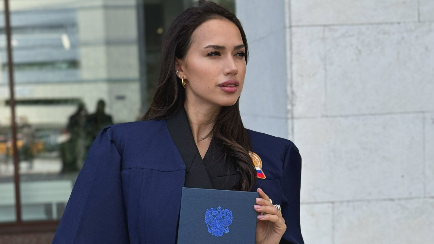 «Спасибо, что давали списывать»: Алина Загитова похвасталась дипломом и заодно колечком за 1,1 млн рублей
