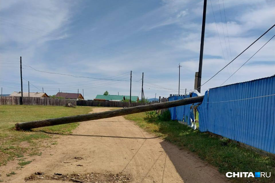 Опора ЛЭП упала на дорогу и забор в забайкальском селе