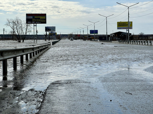 Два часа на объезд: фоторепортаж с затопленного шоссе Тюнина в Кургане и объездной дороги