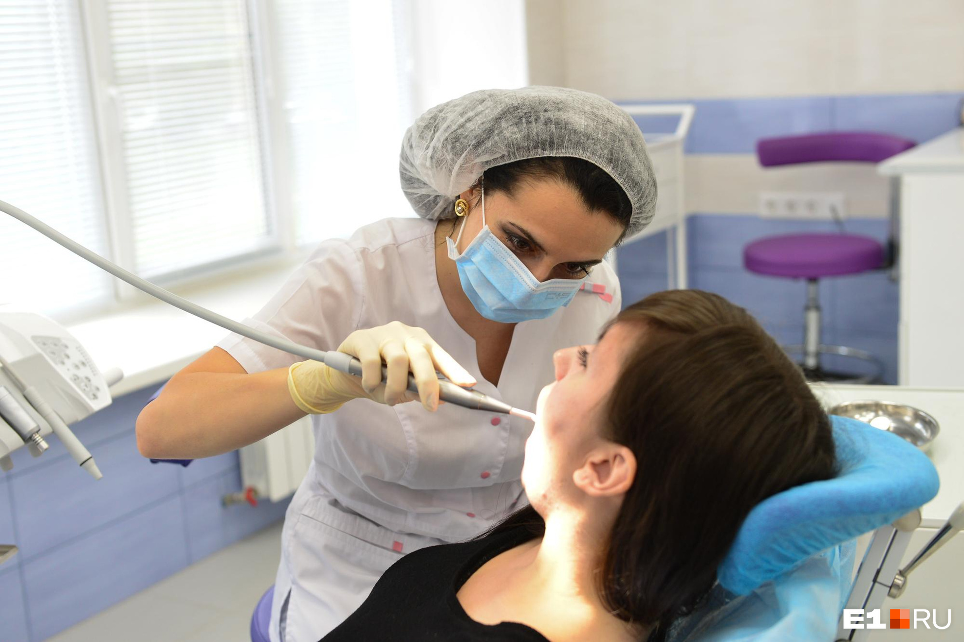 «Очень хорошо клубника отбеливает»: советы красноярцам, как экономить на визите к стоматологу