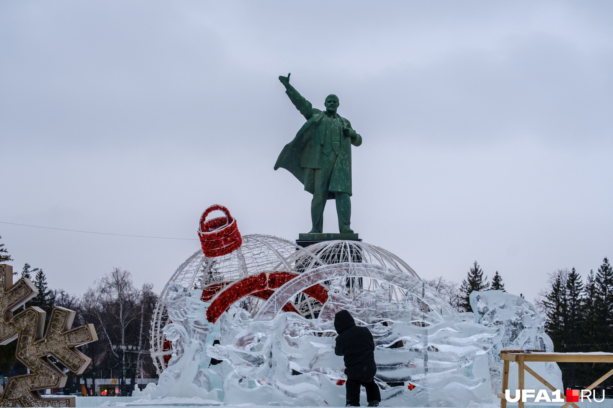 Ледовые фигуры у ног памятника