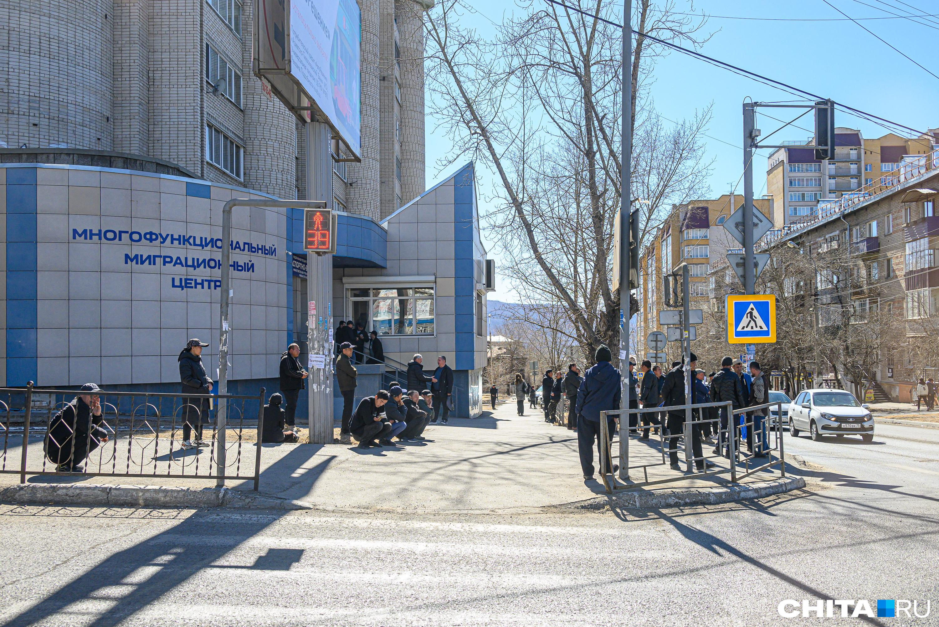 Жители Читы просят отгородить общежитие мигрантов трехметровым забором