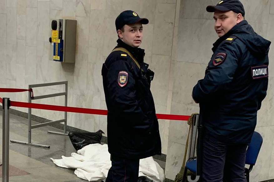 В Екатеринбурге на станции метро нашли труп